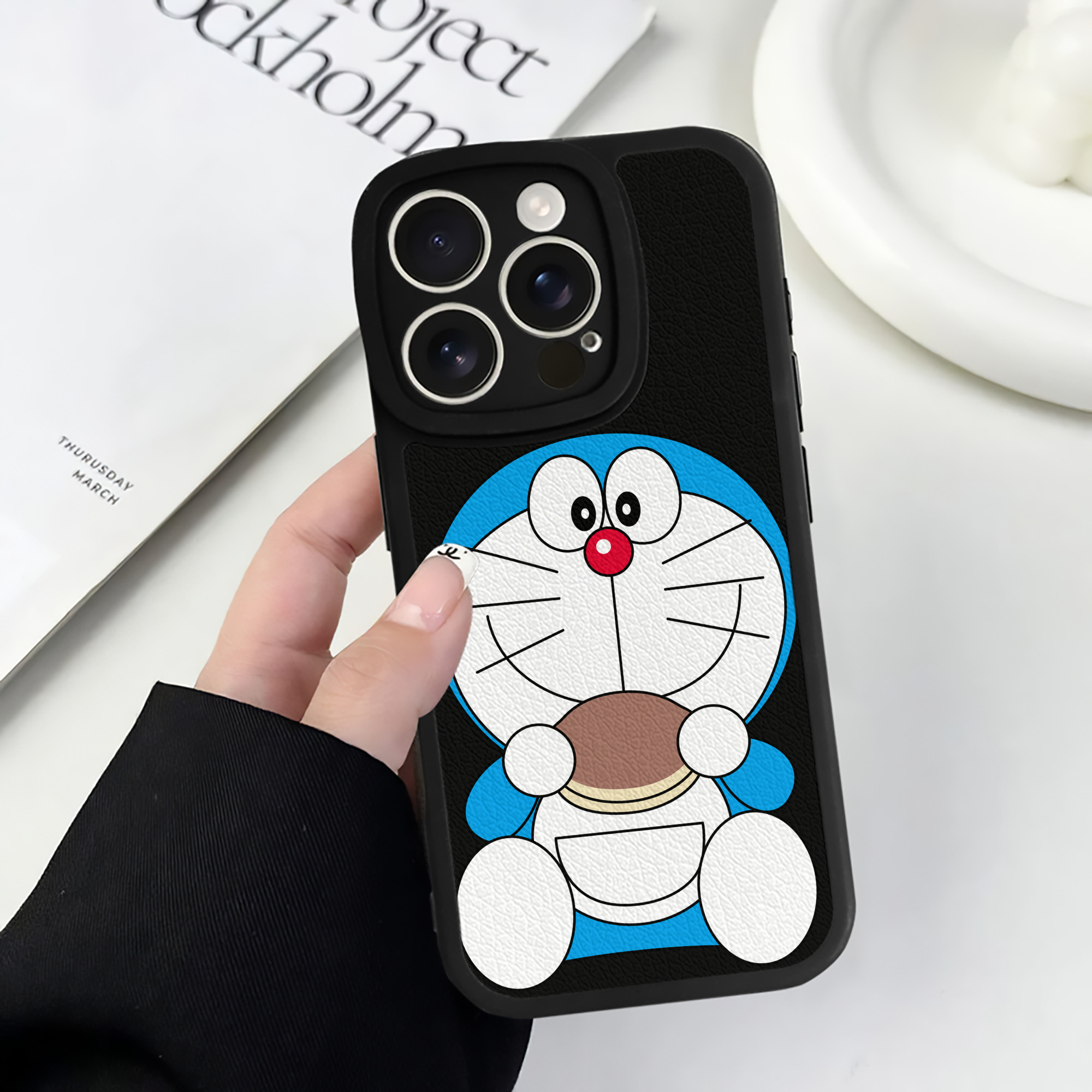 （画像用） ドラえもん Doraemon 【iPhone 16シリーズ対応】シリコンスマホケース（レザー調） 材質：シリコン